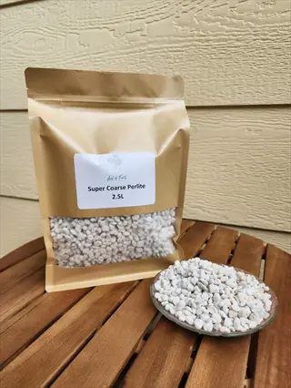 bag and bowl of super coarse perlite 2.5l, a popular perlite soil amendment for improving plant drainage and aeration