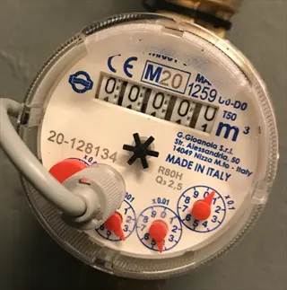 italian-made smart water meter with digital display, analog dials, ce certification, and manufacturer details (g.gioanola s.r.l.)